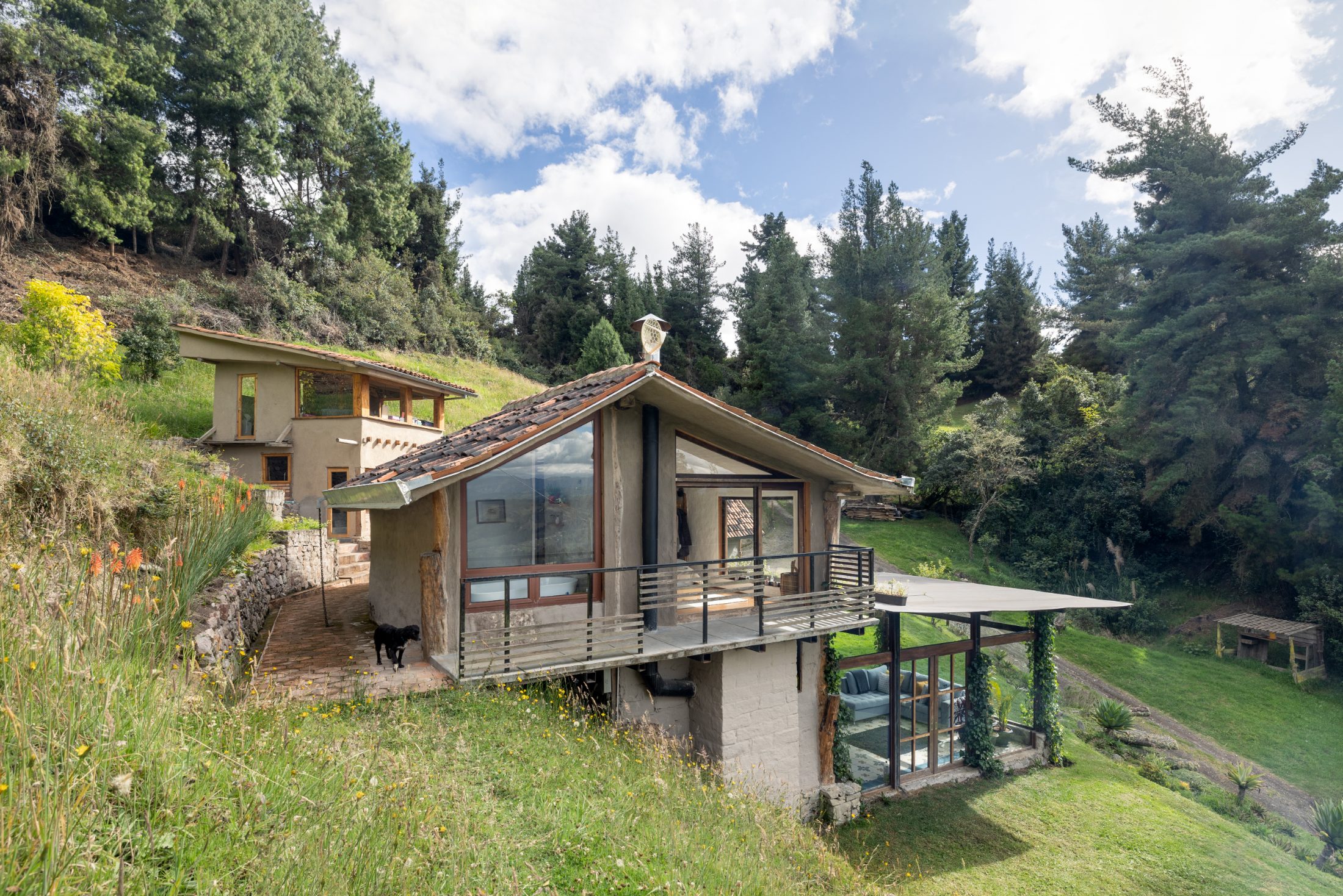 Casa Tarqui — vivienda principal con ventanal y mirador sobre la ladera