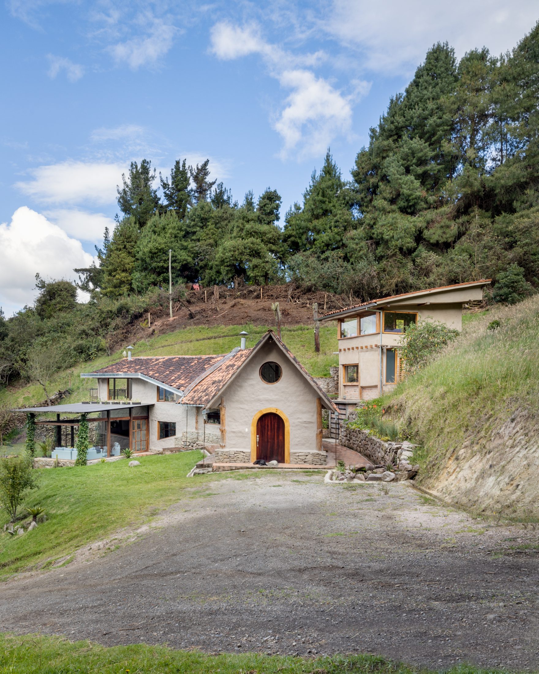 Casa Tarqui — fachada principal con puerta en arco y muros de adobe revocado