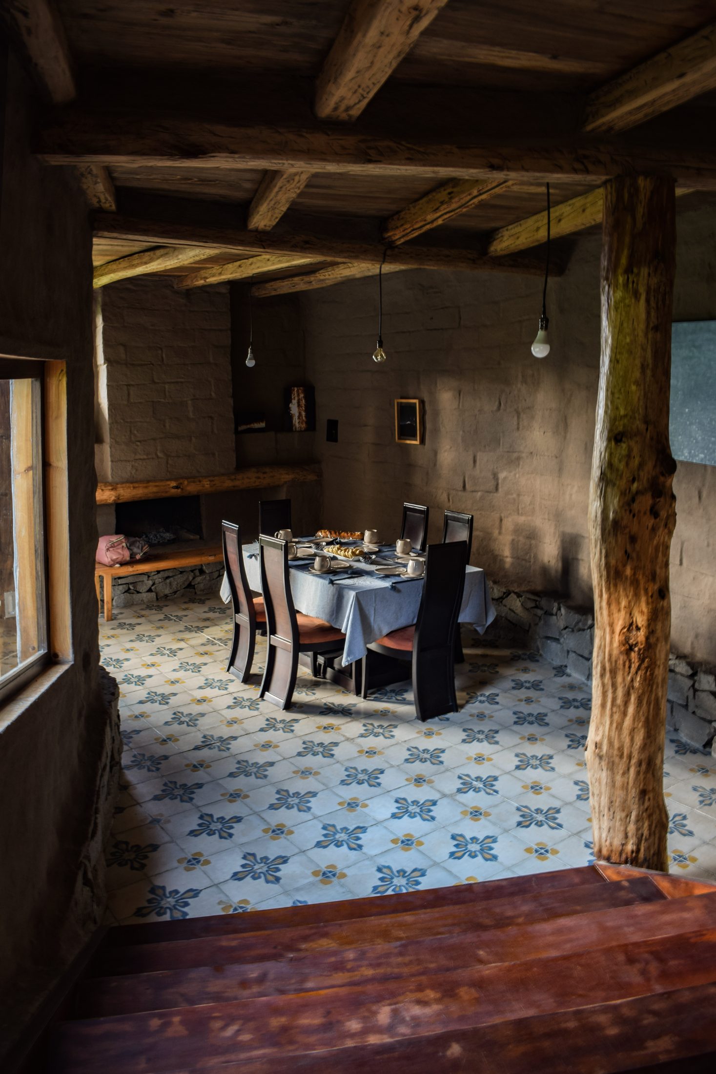 Casa Tarqui — comedor sobre piso de baldosa hidráulica, muros de adobe revocado