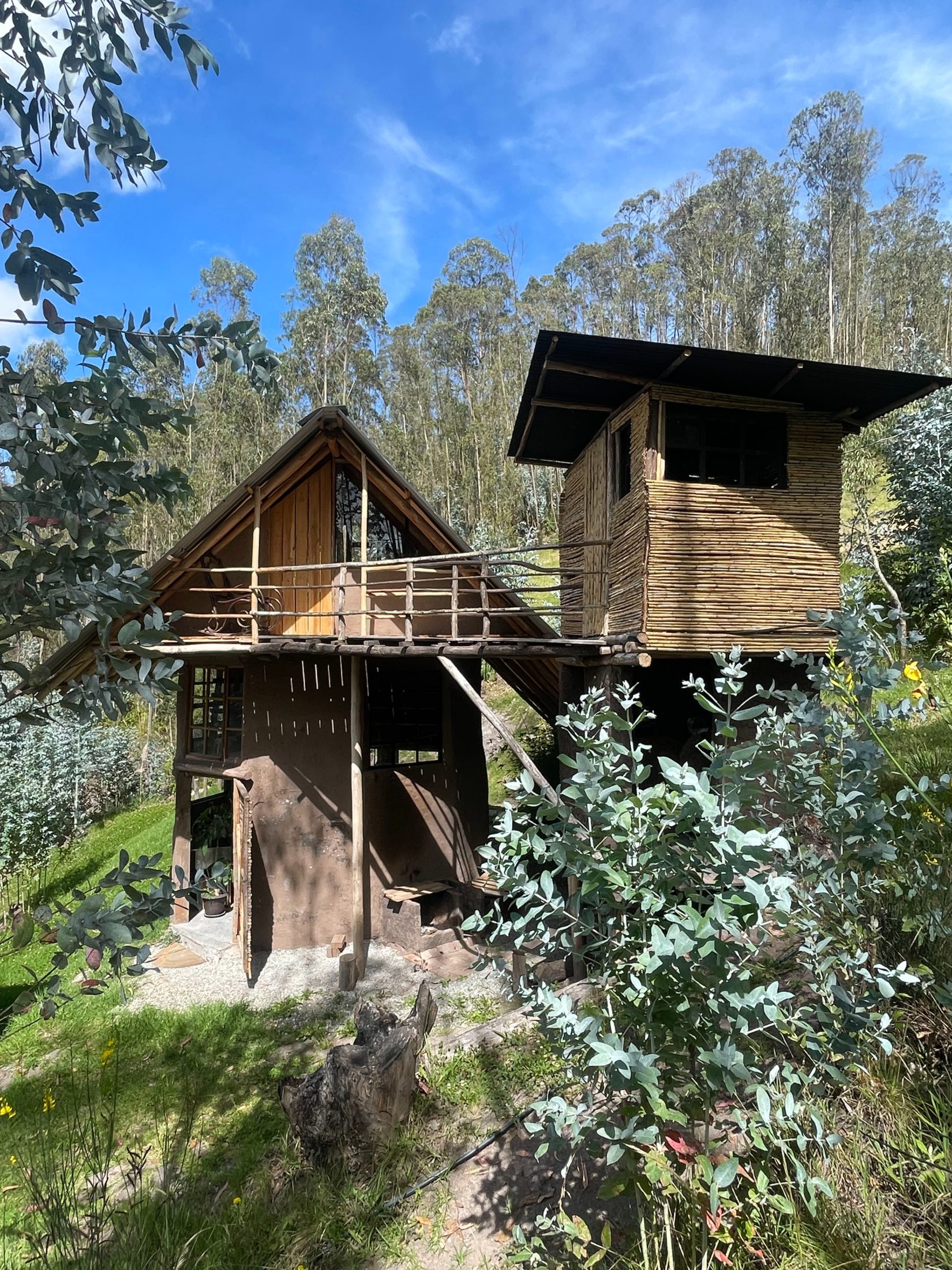 Refugio Cojitambo — dos volúmenes contiguos: el principal y el anexo forrado en caña