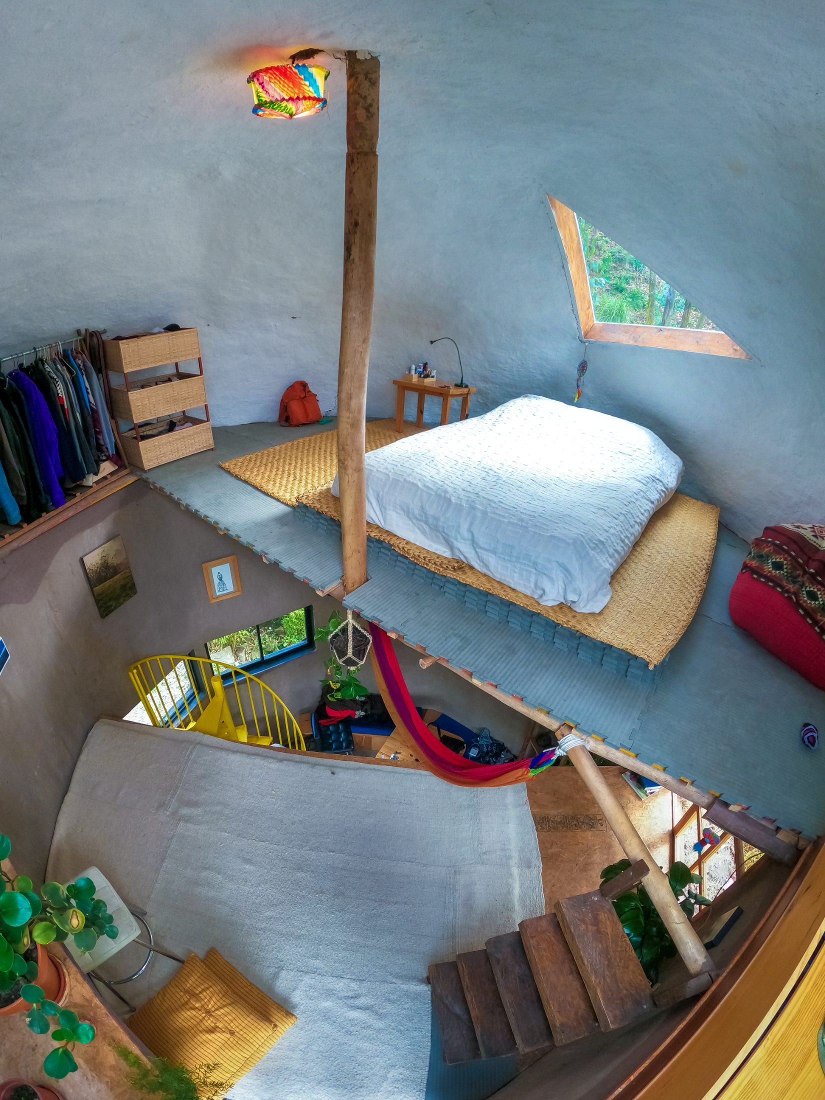Refugio Cojitambo — vista cenital del dormitorio en altillo con tatami y lucernario triangular