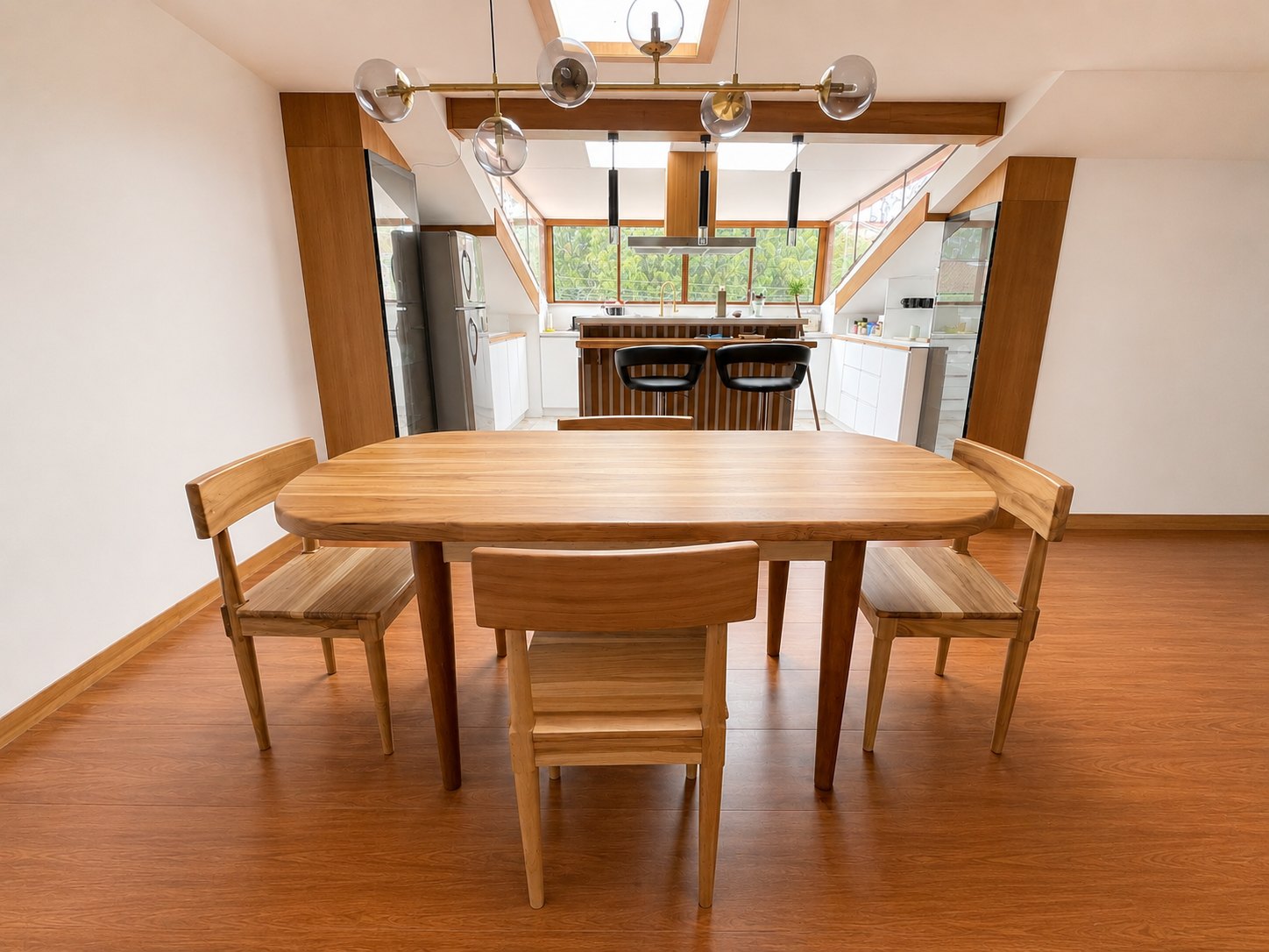 Comedor de madera de reforestación con mesa de cantos suaves y cuatro sillas, vista frontal