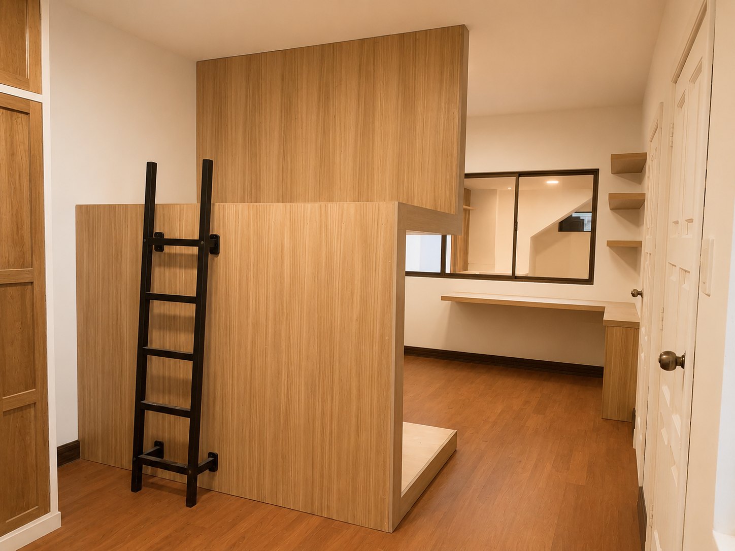 Departamento Vane y David — dormitorio de niños con cama-altillo de madera, cama baja con ropa azul, mesa de noche y mobiliario infantil