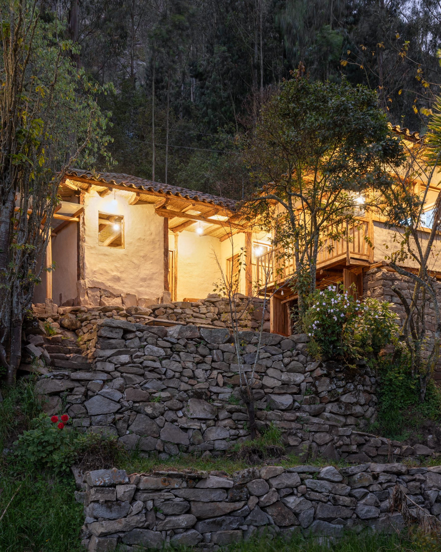KANTUTA — muros de piedra aterrazados y la vivienda iluminada en hora azul