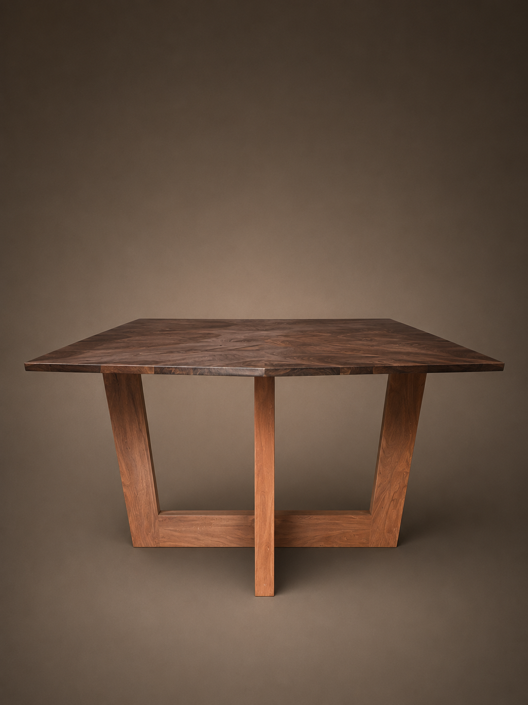 Mesa de comedor con tablero de capulí reciclado de despiece radial sobre base de madera en cruz