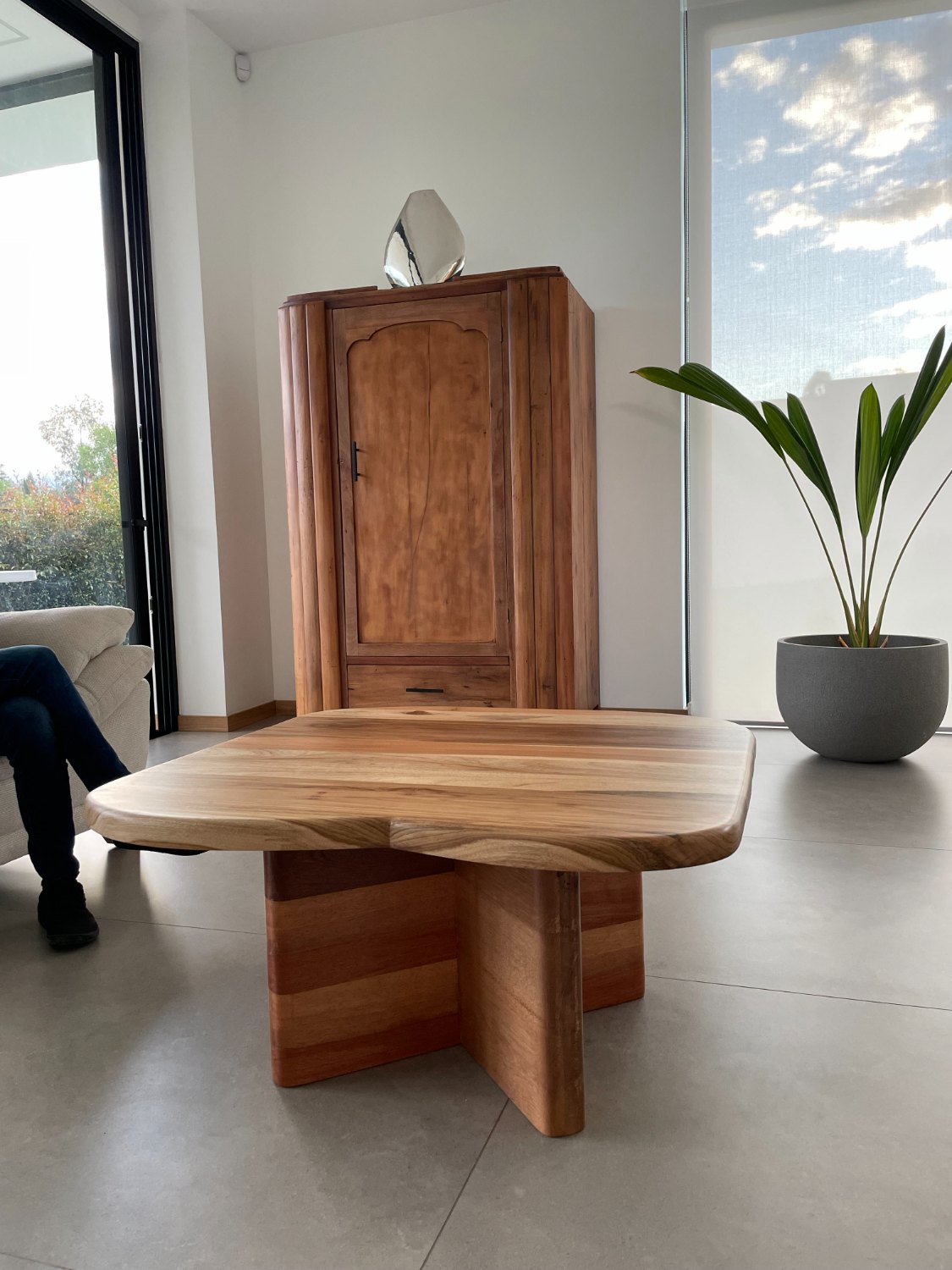 Mesa de centro de tablero orgánico y base en cruz, en madera de reforestación