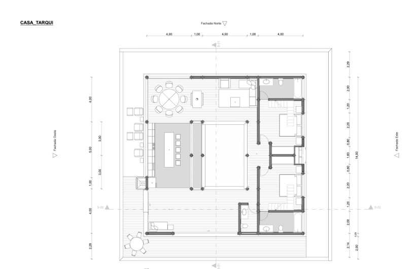 Casa Tarqui — planta arquitectónica a escala 1:100: planta cuadrada de 14 × 14 m organizada alrededor de un patio central, con estar, comedor con mesa redonda, isla de cocina, dormitorios al este y la plataforma perimetral